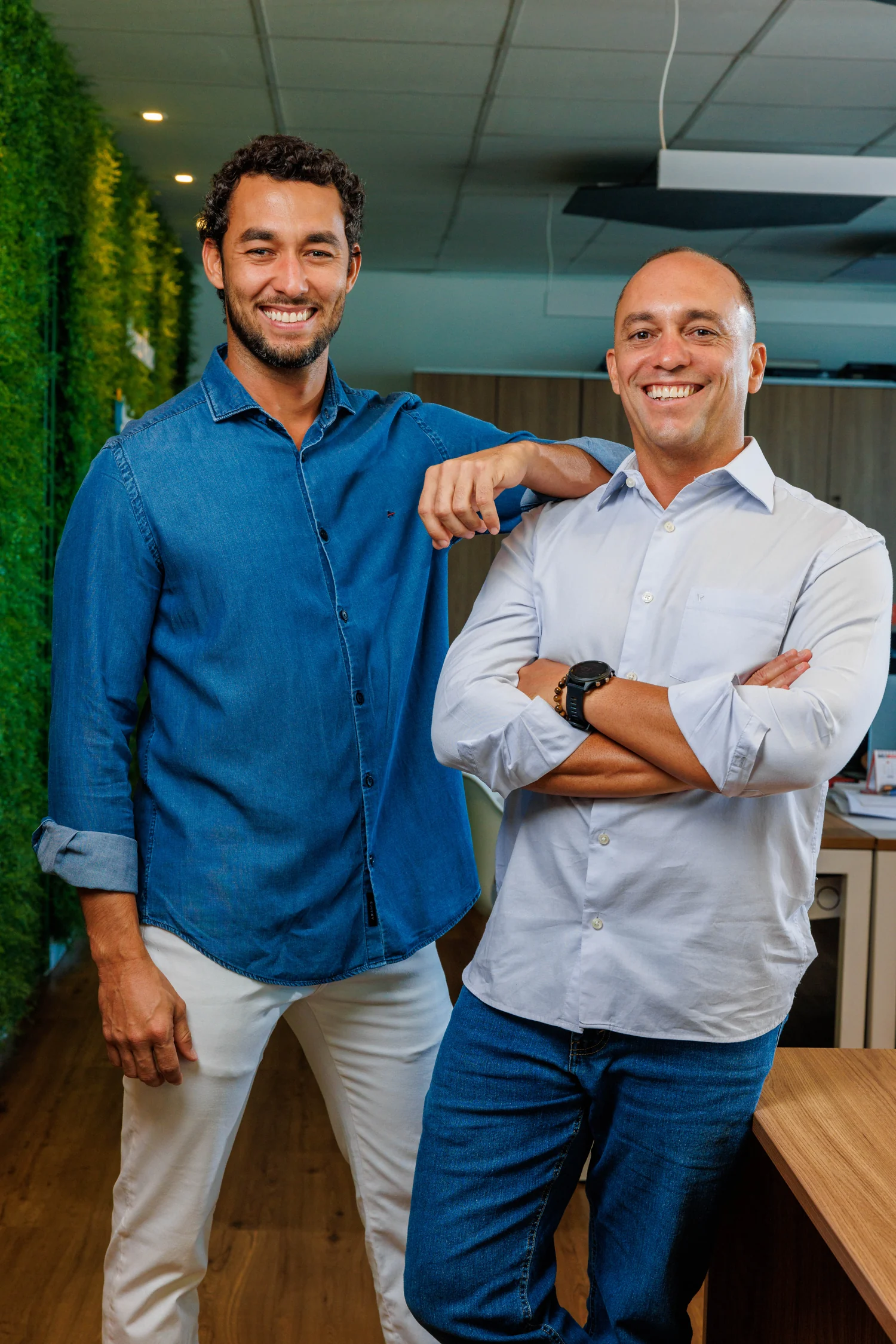 Dois representantes da Carozzo juntos em um ambiente de trabalho